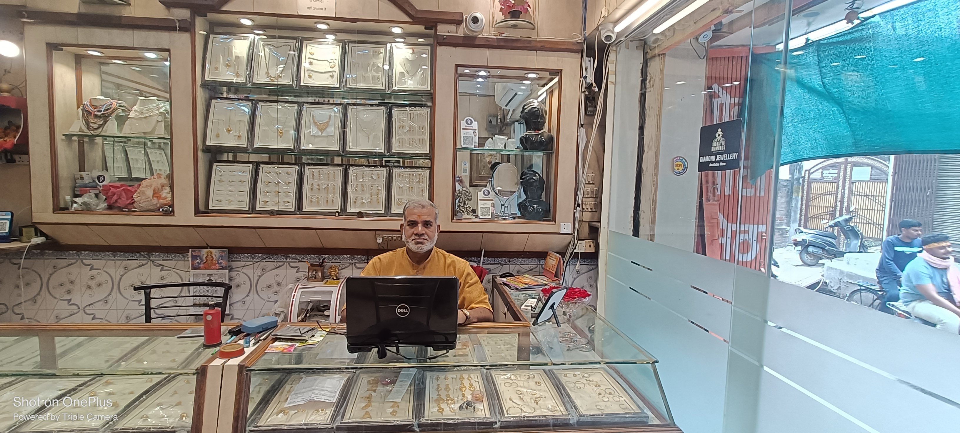 Swastik Diamonds Store