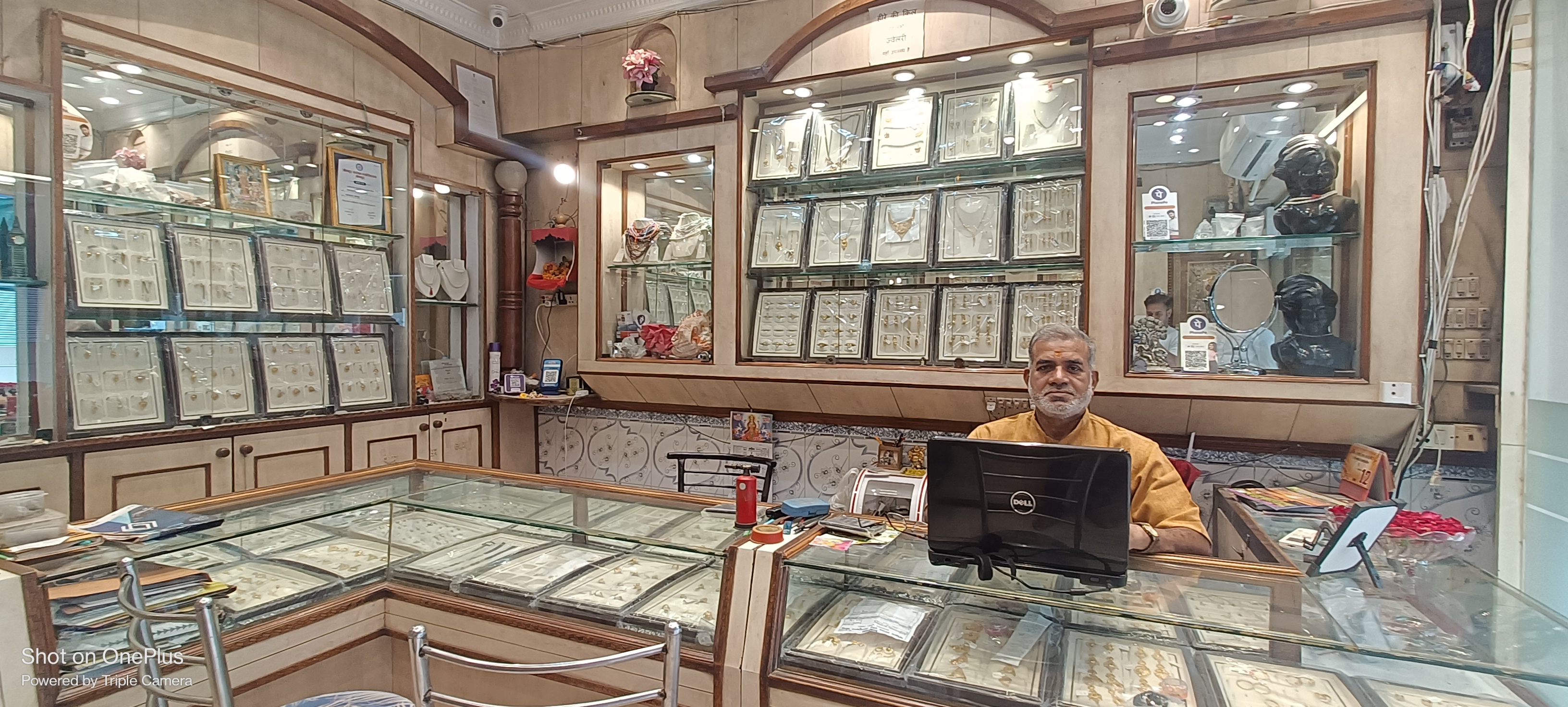 Swastik Diamonds Store