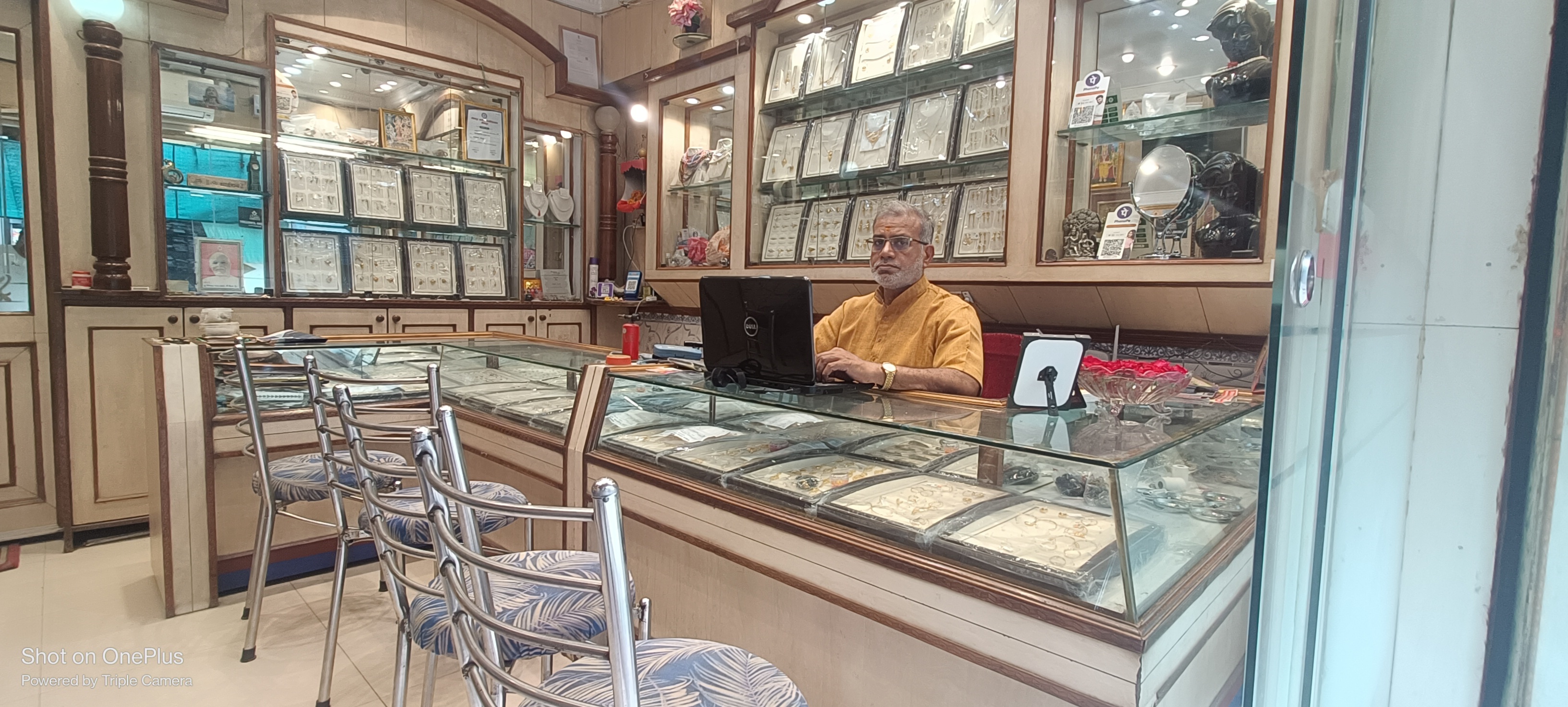Swastik Diamonds Store