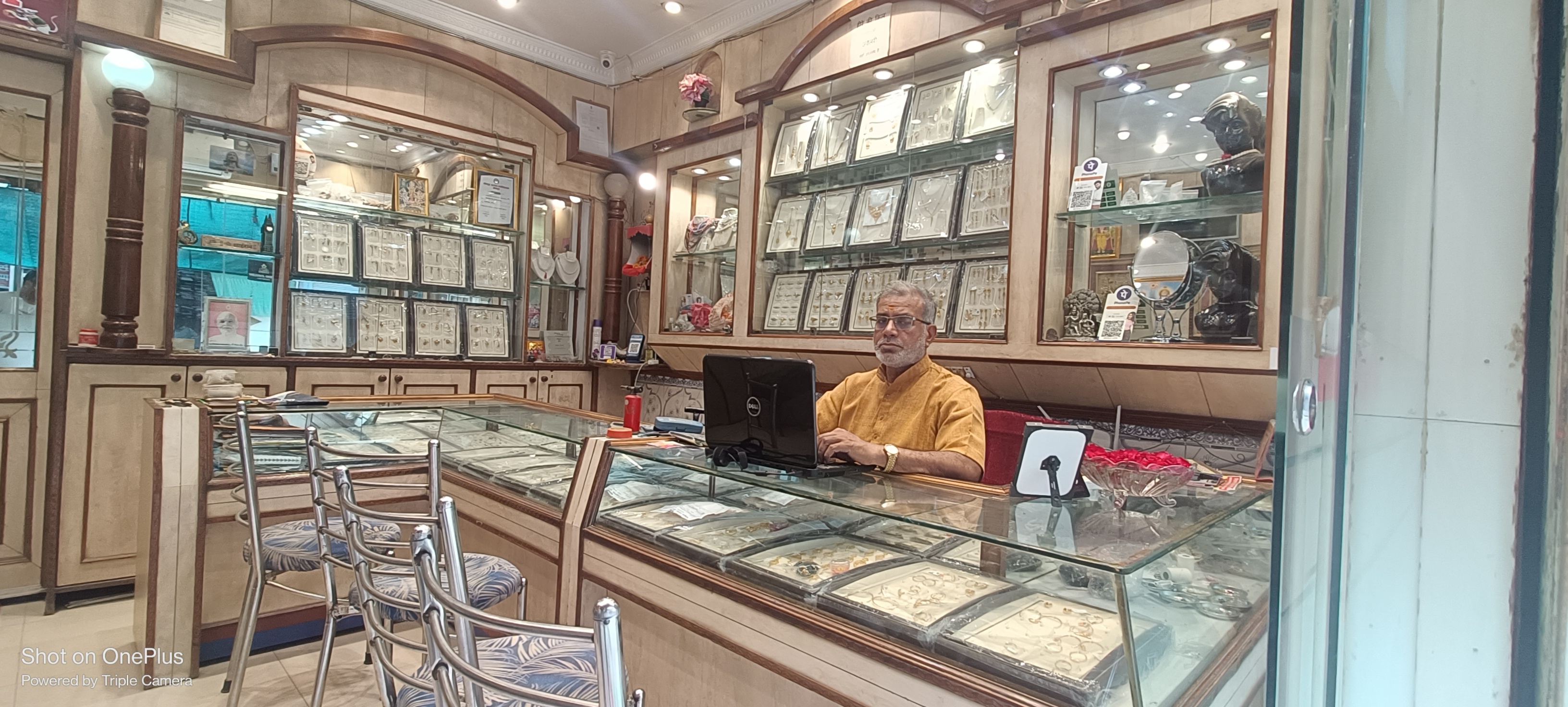 Swastik Diamonds Store